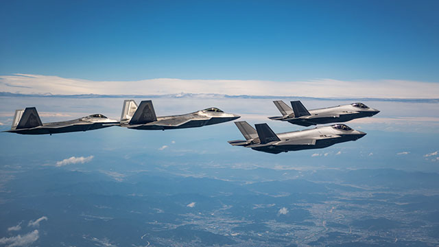 미국 공군 F-22'랩터'와 한국 공군의 F-35A 공중전 연합훈련