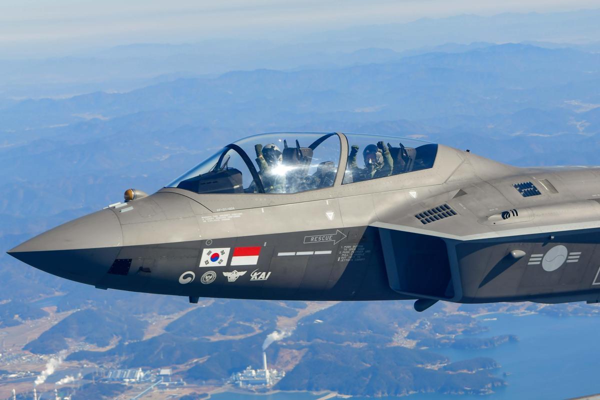 공군총장, KF-21 시험비행 첫탑승 '엄지척'｜동아일보