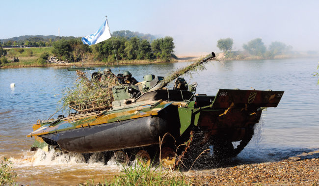 글로벌 흐름에 역행하는 얇고 가벼운 한국군 장갑차｜주간동아