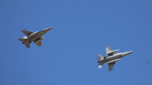 디펜스타임즈 > 뉴스 > 루마니아 공군 노르웨이에서 F-16AM/BM 추가 도입으로 21대 보유”><br />
</figure>
<p><strong>전투기 숫자보다 중요한 운용 준비</strong></p>
<p>이 훈련센터는 단순한 교육 시설이 아니다. 루마니아 입장에서는 향후 F-16 전력을 안정적으로 운용하기 위한 조종사 숙련, 전술 교리 축적, 정비 인력 양성을 동시에 진행할 수 있는 핵심 인프라다. 훈련센터 운영에는 민간 군사 항공 기업도 참여해 실제 작전 환경과 유사한 조건에서 훈련이 이뤄지도록 설계됐다. 다만 이 기체들은 즉각적인 실전 출격보다는 훈련 중심으로 운용된다는 점에서, 실질적인 전투 가용 전력과는 구분해서 봐야 한다.</p><div class=