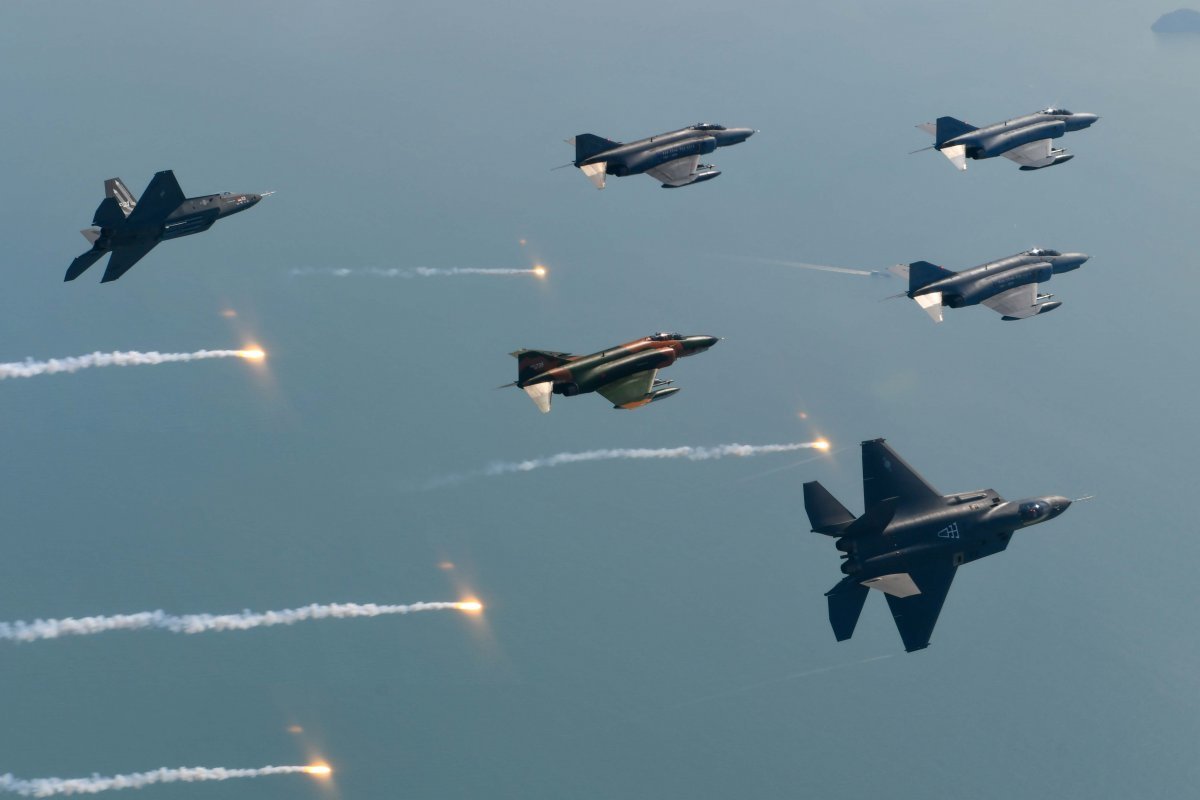 F-4E '팬텀' 고별 국토비행…“고생많으셨다” 후배 KF-21도 함께 ...