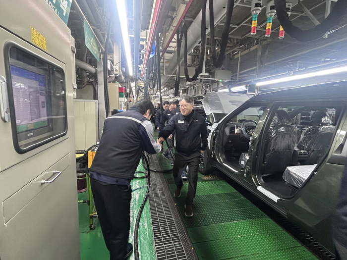 생산 현장을 방문한 곽재선 회장. 사진 |  KG그룹