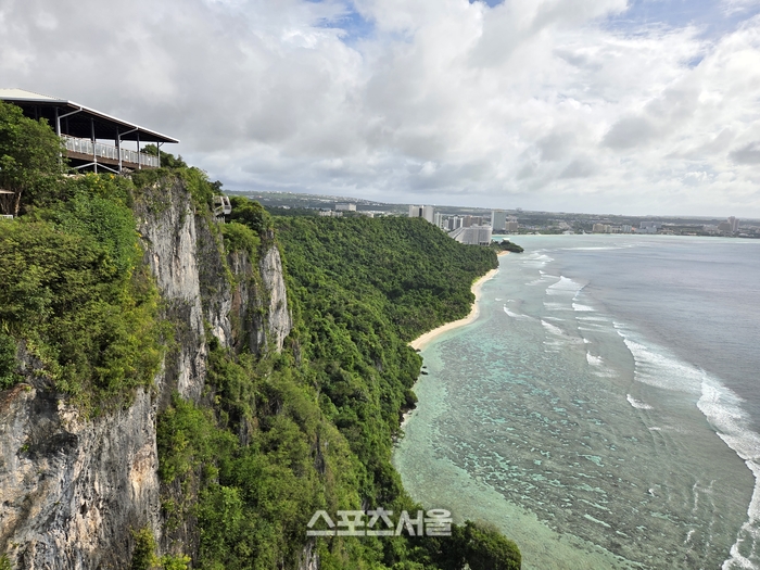사랑의 절벽 전망대에서 바라본 투몬 베이의 전경. 깎아지른 절벽과 에메랄드빛 바다가 어우러져 압도적인 장관을 연출한다. 괌 | 원성윤 기자 socool@sportsseoul.com