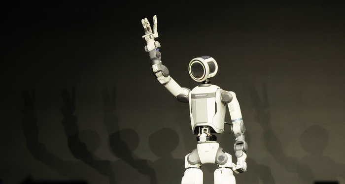 세계 최대 가전·정보기술(IT) 전시회 ‘CES 2026’ 개막을 하루 앞둔 5일(현지시간) 미국 네바다주 라스베이거스 만달레이베이에서 열린 현대차그룹 프레스 컨퍼런스에서 차세대 전동식 아틀라스 시제품이 손인사하고 있다. 사진 | 연합뉴스