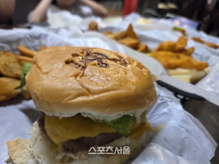 남부 투어의 필수 코스인 ‘제프스 파이러츠 코브’의 시그니처 치즈버거. 두툼한 패티와 신선한 재료가 어우러져 긴 운전의 허기를 달래준다. 괌 | 원성윤 기자 socool@sportsseoul.com