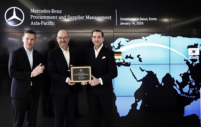 (왼쪽부터) 마티아스 바이틀 메르세데스-벤츠 코리아 대표이사, 요르그 부르저 메르세데스-벤츠 그룹 AG 최고기술책임자, 슈테펜 마우어스베르거 아태지역 구매 및 협력사 품질관리 부사장이 14일 열린 메르세데스-벤츠 아태지역 구매 및 협력사 품질관리 조직 출범 행사에서 기념 촬영을 하고 있다. 사진 | 메르세데스-벤츠