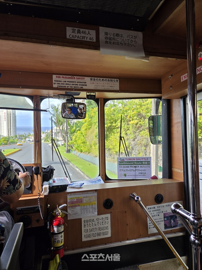 탁 트인 시야를 자랑하는 투몬 셔틀버스 내부. 운전석이 아닌 뒷좌석에서 바라보는 괌의 풍경은 또 다른 여유를 선사한다. 괌 | 원성윤 기자 socool@sportsseoul.com