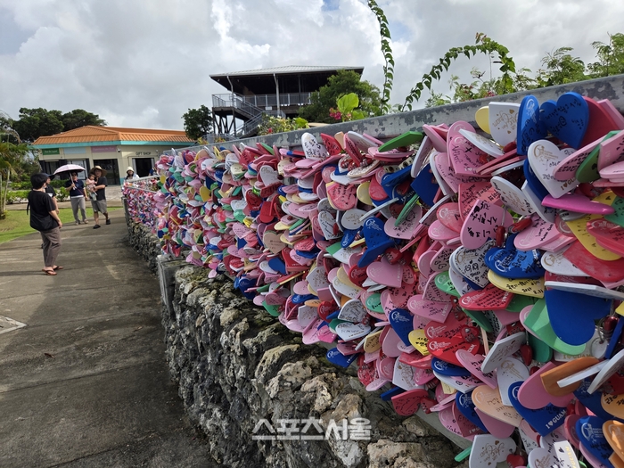 사랑의 절벽 난간을 빼곡히 채운 하트 모양의 자물쇠들. 영원한 사랑을 맹세한 연인들의 수많은 사연이 바람에 흔들린다. 괌 | 원성윤 기자 socool@sportsseoul.com