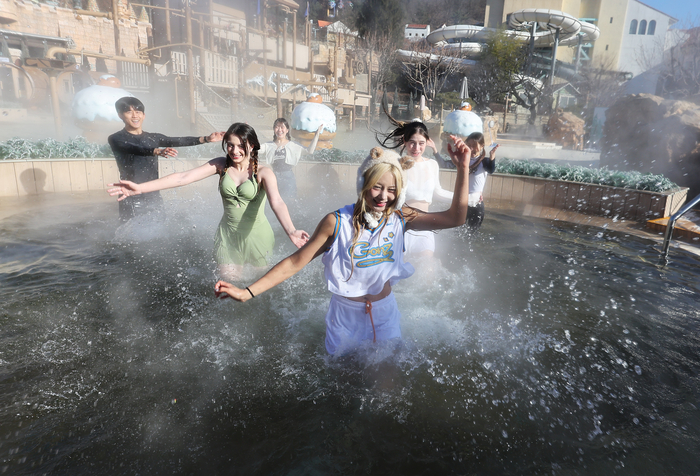 한파를 녹이는 온천이 겨울철 최고의 휴식처로 꼽힌다. 사진 | 연합뉴스