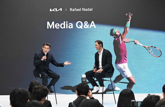 기아가 ‘2026 호주오픈 테니스 대회(이하 호주오픈)’ 파트너십 25주년을 맞아 특별 브랜드 캠페인을 전개하며 친환경차 기반 글로벌 마케팅에 나선다.
기아는 14일(수, 현지시간)을 ‘Kia Move Different Day’로 지정하고, 호주 빅토리아주 멜버른 파크의 기아 아레나 테라스에서 호주오픈 공식 차량 전달식을 가졌다. 사진ㅣ기아

