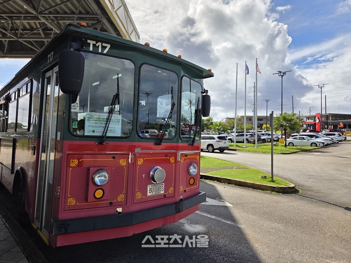 괌 시내를 순환하는 붉은색 트롤리 셔틀버스. 창문이 개방되어 있어 괌의 바람을 그대로 느낄 수 있는 낭만적인 이동 수단이다. 괌 | 원성윤 기자 socool@sportsseoul.com