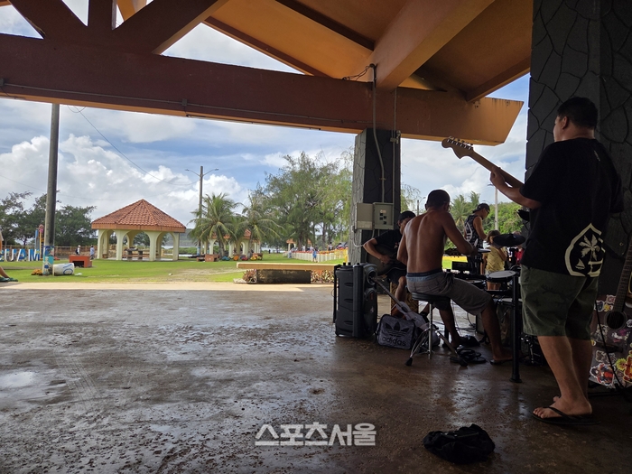 괌 남부 이나라잔 천영 수영장 근처 우연히 마주친 길거리 밴드의 버스킹 현장. 자유로운 연주가 드라이브의 흥을 돋운다. 괌 | 원성윤 기자 socool@sportsseoul.com