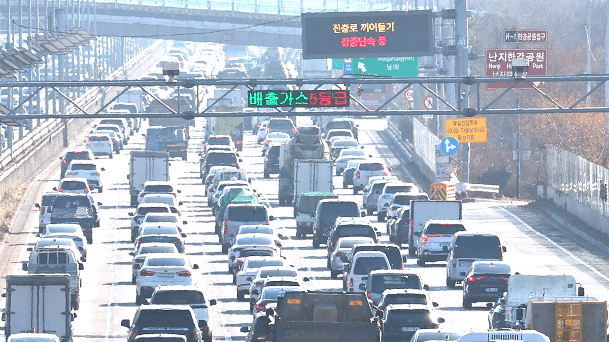 전기차 절반도 안 팔렸네... '가성비 대명사' 경유차, 사라지고 있다 12 경유차 판매량 10만대 미만