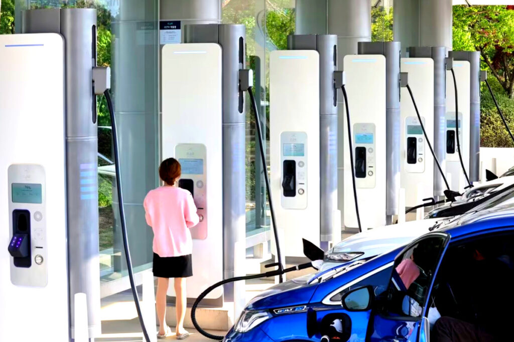 고속도로 휴게소의 전기차 충전기