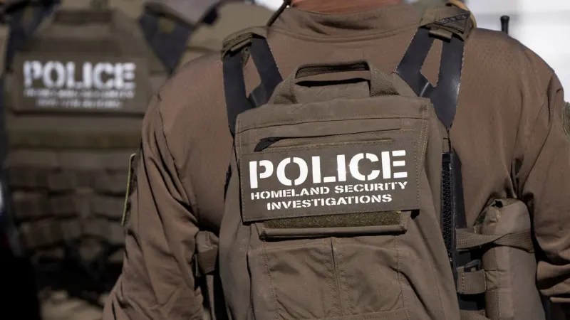 U.S. Immigrations and Customs (ICE) Homeland Security Investigations (HSI) agents take part in the detaining of two documented immigrants with prior convictions at a Home Depot parking lot in Tucson, Arizona, U.S., January 26, 2025. REUTERS/Rebecca Noble