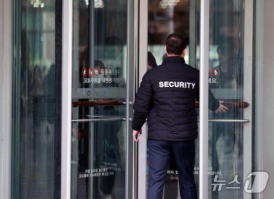 A security official enters the Coupang headquarters building in Songpa-gu, Seoul, on December 9 last year, when police conducted a search and seizure related to the personal information leak incident 2025.12.9 / News1