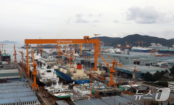 On October 30 last year, when U.S. President Donald Trump approved South Korea\'s construction of nuclear-powered submarines, large cranes and ships under construction are seen at the Hanwha Ocean Geoje site in Geoje City, South Gyeongsang Province 2025.10.30 / News1