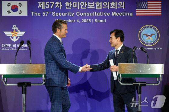 South Korean Defense Minister Ahn Kyu-back and U.S. Secretary of Defense Pete Hegseth shake hands after concluding a joint press conference for the 57th ROK-U.S. Security Consultative Meeting (SCM) at the Ministry of National Defense building in Yongsan-gu, Seoul, on November 4, 2025. 2025.11.4 / News1