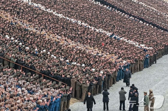 On February 1, Kim Jong Un, General Secretary of the Workers\' Party, attended the completion ceremony of the Sinuiju Greenhouse Complex Farm and waved to the construction workers / Rodong Sinmun