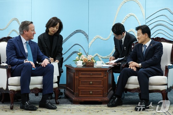 On Tuesday, Unification Minister Chung Dong-young met with former British Prime Minister David Cameron at the Government Complex Seoul in Jongno-gu, Seoul / Provided by the Ministry of Unification