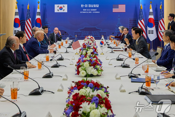 President Lee Jae Myung and U.S. President Donald Trump are holding an expanded luncheon meeting between South Korea and the U.S. at the Gyeongju Museum in North Gyeongsang Province on October 29 last year /  President Lee Jae Myung\'s social media