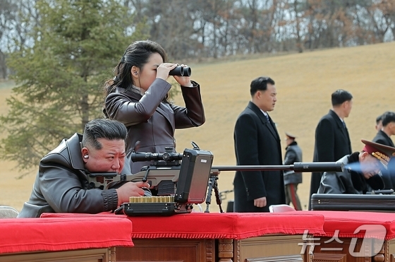 The Rodong Sinmun, the official newspaper of the Workers\' Party of Korea, reported on February 28 that Respected Comrade Kim Jong Un, General Secretary of the Workers\' Party of Korea and Chairman of the State Affairs Commission of the Democratic People\'s Republic of Korea, met with key leading officials and military commanders at the headquarters of the Party Central Committee on February 27 and presented them with specially prepared gifts / Rodong Sinmun