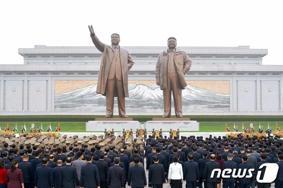 Photo of the statues of President Kim Il-sung and Chairman of the National Defense Commission Kim Jong-il on Mansu Hill in North Korea / Rodong Sinmun