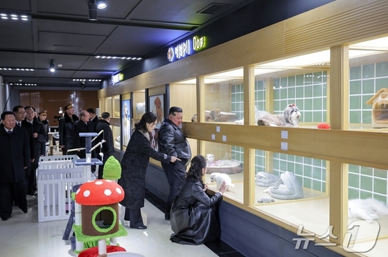 The Rodong Sinmun, the official newspaper of North Korea\'s Workers\' Party, reported on Tuesday that the completion ceremony for the fourth phase of the 10,000-unit residential complex in the Hwasong District, concluding the monumental five-year capital construction plan, was grandly held on Monday, our nation\'s joyous holiday. Kim Jong Un, General Secretary of the Workers\' Party, is seen touring an indoor pet shop alongside his daughter Ju Ae and Mrs. Ri Sol-ju / Rodong Sinmun