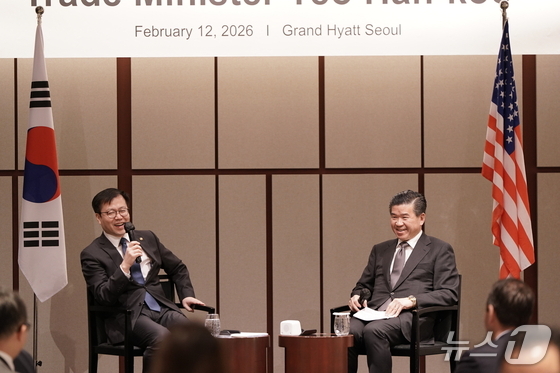 James Kim, Chairman of the American Chamber of Commerce in Korea (left), and Yeo Han-koo, Director-General of the Trade Negotiations Bureau at the Ministry of Trade, Industry and Energy, are having a conversation at a private invitation-only special luncheon meeting held at the Grand Hyatt Hotel in Yongsan-gu, Seoul on Thursday / Provided by American Chamber of Commerce in Korea