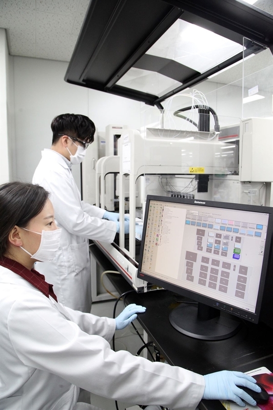 A JW Pharmaceutical researcher is conducting candidate substance analysis research (Provided by JW Pharmaceutical) / News1