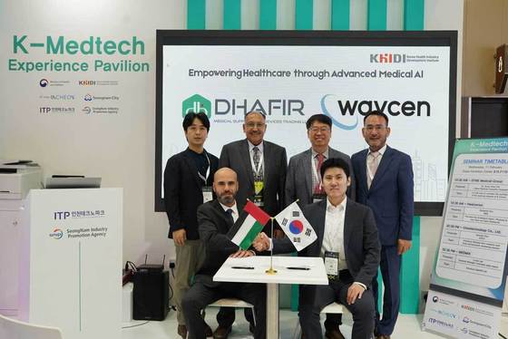 From left to right in the front row, clockwise: Dhafir Medical Director Nabil Ibrahim, Korea Health Industry Development Institute Team Leader Kim Wan-seop, Dhafir Medical Director Mohamed Yaman, Korea Health Industry Development Institute Planning Director Hong Heon-woo, Korea Health Industry Development Institute UAE Branch Manager Lee Young-ho, Waycen Overseas Sales Team Leader Nam Ki-hyuk / Provided by Waycen
