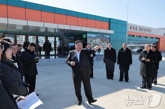 Kim Jong Un, General Secretary of the Workers\' Party of Korea, instructing officials / Rodong Sinmun