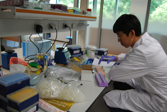An ABL Bio researcher is conducting research (Provided by ABL Bio) / News1