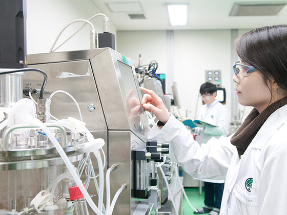 Researchers at Yuhan Corporation\'s Central Research Institute are conducting research for drug development (Provided by Yuhan Corporation) / News1