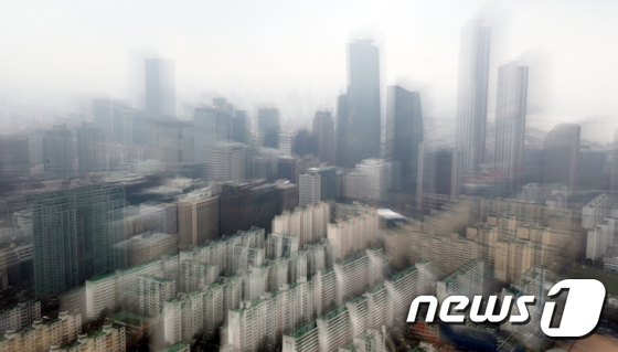 The financial district of Yeouido seen from 63 Square on a cloudy day 2021.1.26 / News1