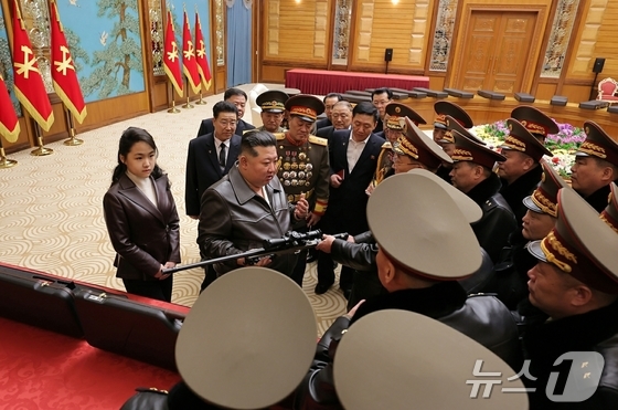 The Rodong Sinmun, the official newspaper of the Workers\' Party of Korea, reported on February 28 that Respected Comrade Kim Jong Un, General Secretary of the Workers\' Party of Korea and Chairman of the State Affairs Commission of the Democratic People\'s Republic of Korea, met with key leading officials and military commanders at the headquarters of the Party Central Committee on February 27 and presented them with specially prepared gifts / Rodong Sinmun