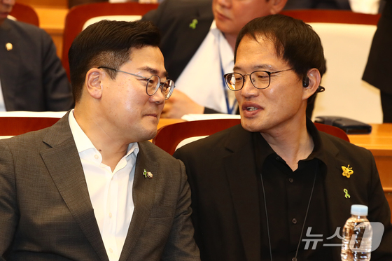 In-Depth Analysis: How Park Chan-dae’s ‘Black Snow’ and Park Ju-min’s ‘Politics Change Cities’ Shape the Future of Seoul