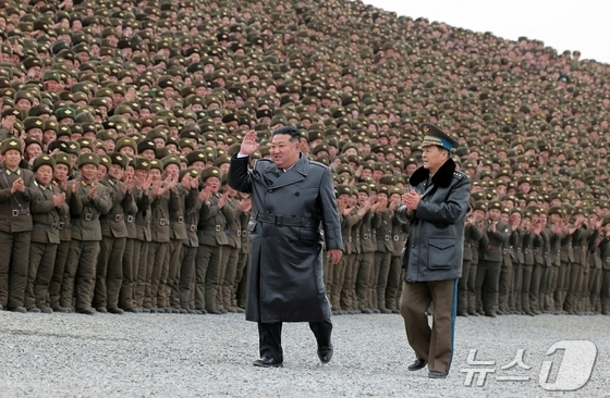 On February 1, Kim Jong Un, General Secretary of the Workers\' Party, attended the completion ceremony of the Sinuiju Greenhouse Complex Farm and waved to the construction workers / Rodong Sinmun
