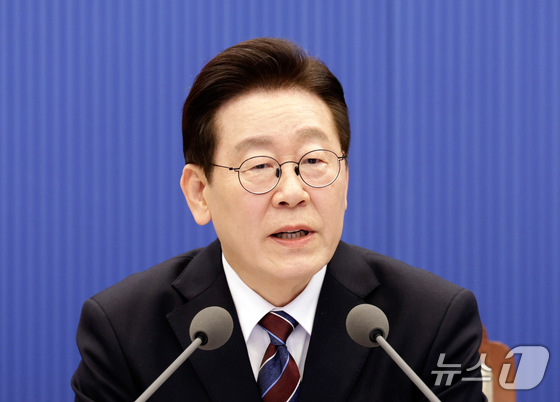 President Lee Jae Myung speaks at a senior aides meeting held at the Yeomin Pavilion of the Blue House on Thursday (Blue House Press Corps) 2026.2.26 / News1