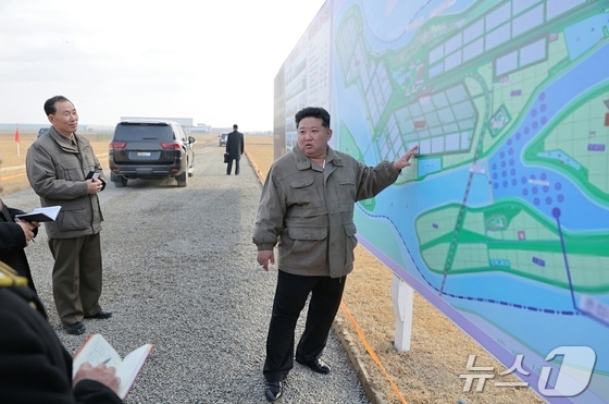 Kim Jong Un, General Secretary of the Workers\' Party of Korea, inspecting the construction site of the Sinuiju Greenhouse Farm in November last year / Rodong Sinmun