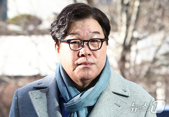 Former Ssangbangwool Chairman Kim Sung-tae is arriving at the Seoul High Prosecutors\' Office in Seocho-gu, Seoul, to undergo questioning regarding allegations of witness tampering that surfaced during last month\'s investigation into Ssangbangwool\'s North Korea fund transfers 2026.1.8 / News1