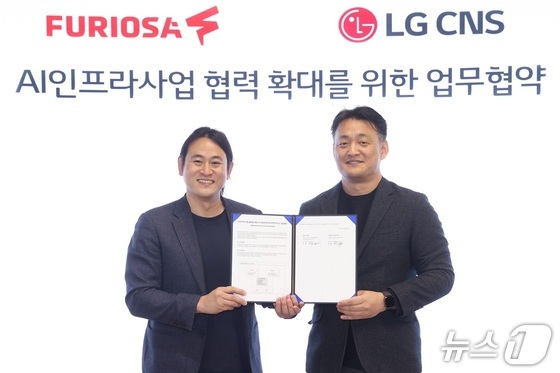 Kim Tae-hoon, Vice President of LG CNS\'s AI Cloud Business Division (right), and Baek Jun-ho, CEO of FuriosaAI, pose for a commemorative photo at a business agreement ceremony to expand cooperation in AI infrastructure projects / Provided by LG CNS