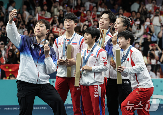 South Korean and North Korean table tennis players who took a photo together during the last Paris Olympics 2024.7.30 / News1