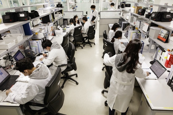 Hanmi Pharmaceutical researchers are concentrating on their research activities (Provided by Hanmi Pharmaceutical) / News1