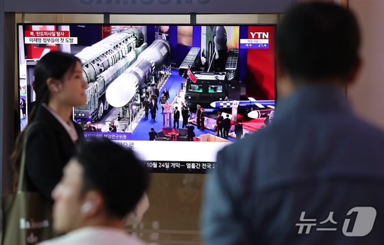 On October 22 last year, citizens watch news related to the ballistic missile test launch at Seoul Station in Jung-gu, Seoul 2025.10.22 / News1