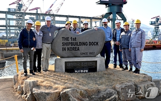 12일 HJ중공업 영도 조선소를 방문한 미국 해군 관계자들이 자국 함정 아멜리아 에어하트함의 정비 상황을 점검한 뒤 기념 사진을 촬영한 모습(HJ중공업 제공). 2026.02.12.