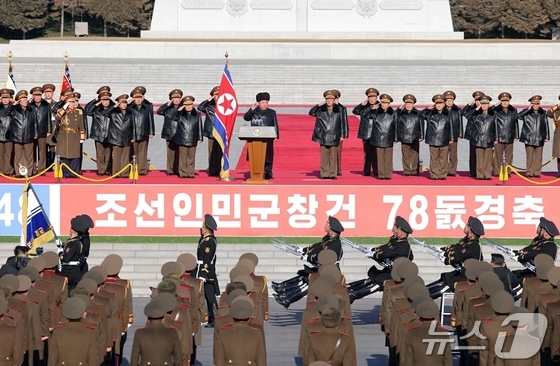 The Rodong Sinmun, the official newspaper of the Workers\' Party of Korea, reported on Monday that Comrade Kim Jong Un paid a congratulatory visit to the Ministry of National Defense of the Democratic People\'s Republic of Korea on February 8, on the occasion of the 78th anniversary of the founding of the Korean People\'s Army, and extended congratulations and encouragement to all officers and soldiers of the army / Rodong Sinmun