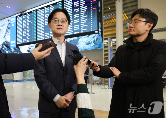 Minister of Trade, Industry and Energy Kim Jung-kwan, who returned after discussing pending trade issues between South Korea and the U.S. related to the mutual tariff hike policy, arrived at Incheon International Airport on the afternoon of January 31 and answered questions from reporters 2026.1.31 / News1