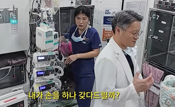 “Shall I lend a hand?” Director Yeop Gyeong-ah (left) expressed concern for a companion dog that became anxious after surgery if not stroked by a person, prompting Director Lee Seon-tae to fetch a hand model (Capture from Korea Animal Medical Center\'s YouTube channel) / News1