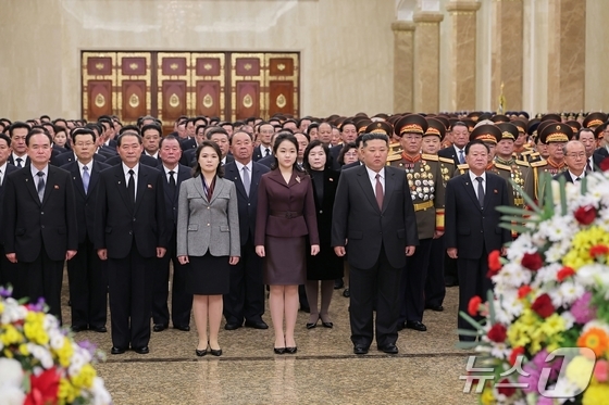 Ju-ae, daughter of Kim Jong Un, General Secretary of the Workers\' Party of Korea, paid respects at the Kumsusan Palace of the Sun to mark the New Year / Rodong Sinmun